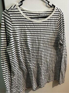 Universal Thread Women's Long Sleeve Black and White Striped Tee